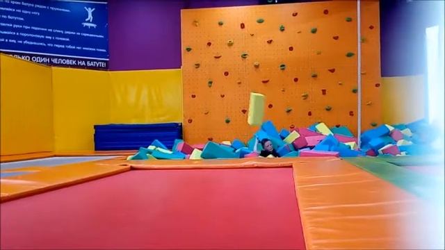 Батутный парк «Прыжок в небо» Batutnyj Park "Jump up in the sky" смотреть онлайн