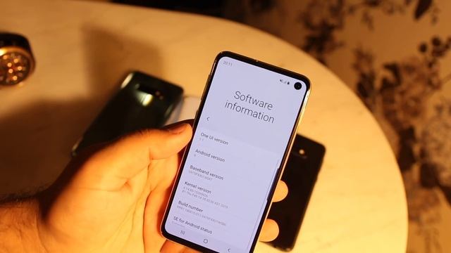 Samsung Galaxy S10E First Look & Feature Overview - Impressive ??? смотреть онлайн