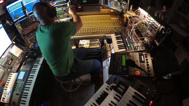 "Money" Waldorf NW 1, dreadbox typhon, Roland TR 8 and Squarp Ramples смотреть онлайн
