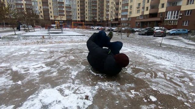 ГОЛОЛЕД В КИЕВЕ НИ ПО ЧЕМ | КАТАЕМСЯ С ГОРКИ смотреть онлайн