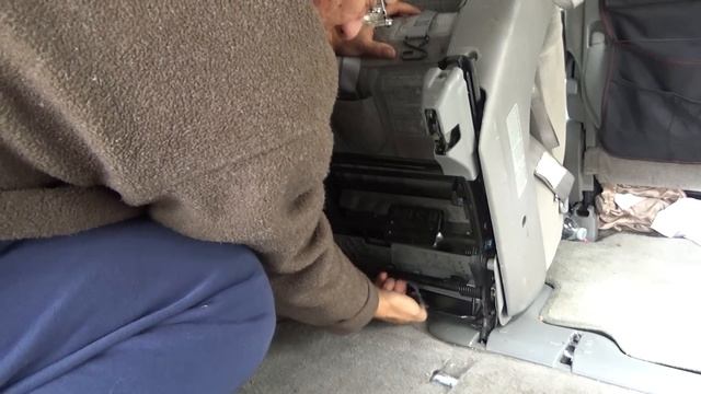 How to remove/install Toyota Sienna middle (child) seat model 2004-2010 смотреть онлайн