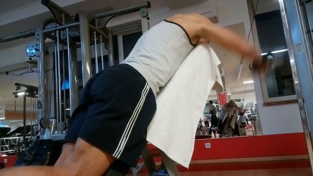 Упражнение на спину на лавочке.