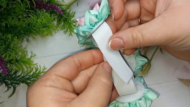 Резинка на пучок гульку из лент МК Канзаши / Elastic band on bunch of tapes MK смотреть онлайн