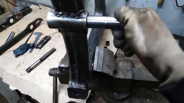 Ремонт задней подвески Иж 49: замена втулок в раме. Часть 2 смотреть онлайн