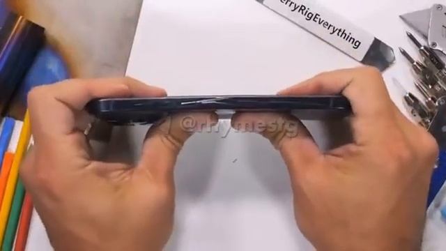 iPhone 15 Pro Max из титана можно легко сломать руками! смотреть онлайн