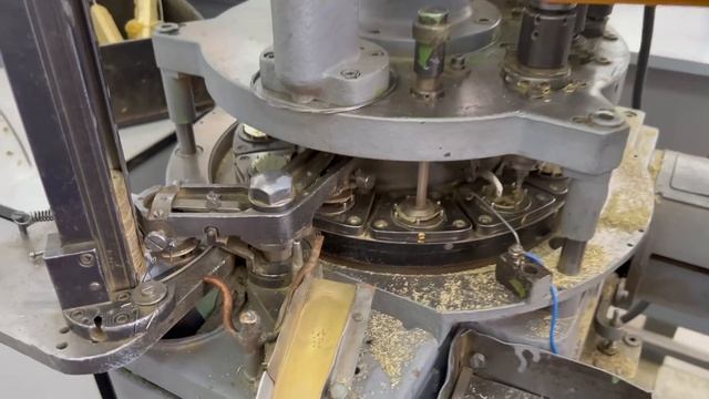 ЧЧЗ ВОСТОК. Как делают часы Восток Амфибия и Командирские? Экскурсия на производство. (+English Sub