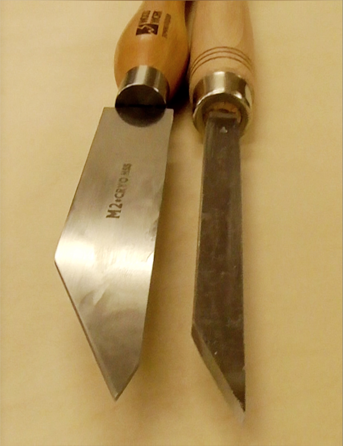 Как режет столярный токарный отрезной резец 2 мм из быстрорежущей стали HSS M2 Cryo PWT-010 Woodwork смотреть онлайн