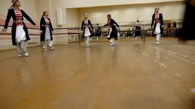 «Убыхский танец». Ансамбль адыгской песни и танца «Одышъ», руководитель Гвашева Сафеет Шихамовна. смотреть онлайн