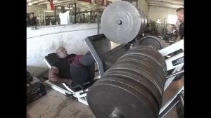 Рони Колеман жмет ногами 1 тонну