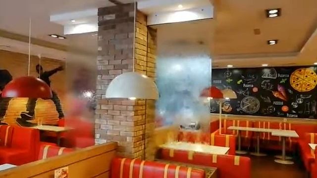 Декоративные водопады по стеклу в кафе смотреть онлайн