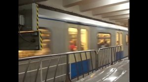 Состав 81-760 «Ока» отправляется со станции Новые Черёмушки