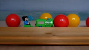 Маленький паровозик со Стивом из Майнкрафта VS шарики