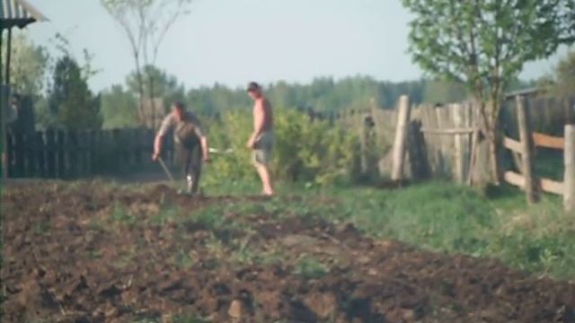DSCF0927 НОУ-ХАУ в деревне - мужики пашут землю лебедкой. смотреть онлайн