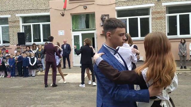Школьный вальс выпускников второй школы смотреть онлайн