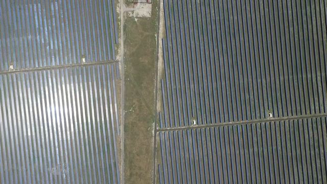 Самая большая солнечная электростанция в Украине с высоты. смотреть онлайн