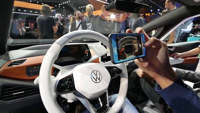 VW ID.3 1. Besichtigung: 2-Meter-Mann macht Sitzprobe im E-Auto von Volkswagen auf der IAA 2019 смотреть онлайн
