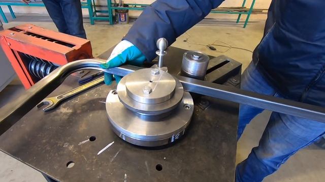 Как пользоваться приспособлением для гибки профильной трубы под 90 градусов.