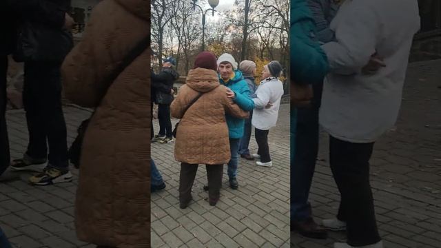 Вальс над тихой речкой .... 30.10.22 Гомель парк Луначарского ? смотреть онлайн