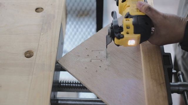ลองใช้ DeWALT DCS353, 12V oscillating multi-tool смотреть онлайн