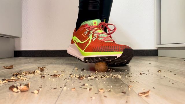 ASMR Nike Pegasus Trail 4 crush walnuts. Clear crisp sound. смотреть онлайн