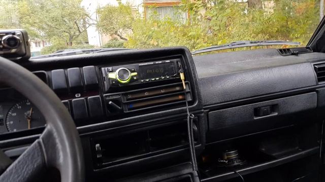 Volkswagen golf 2 ПОСТАВИЛ МАФОН В МАШИНУ смотреть онлайн