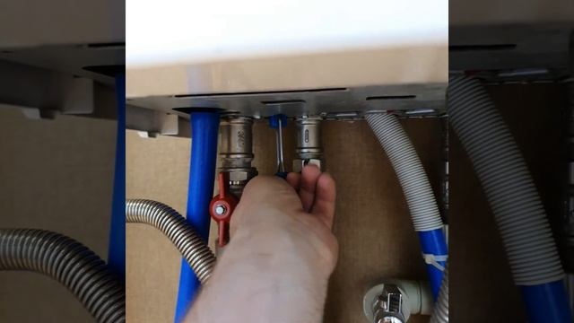 Слив воды с котла BOSCH.