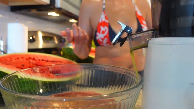 Juicing With My Cousin Before We Go To The Beach смотреть онлайн