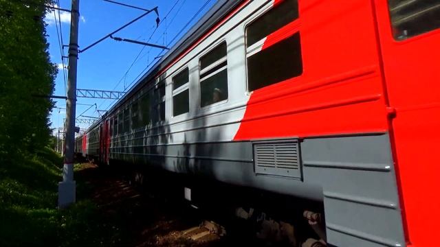 Электропоезд ЭД4М-0156 с приветливым машинистом на платформе Булатниково смотреть онлайн