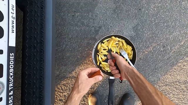Cartofi prajiti cu carnati смотреть онлайн