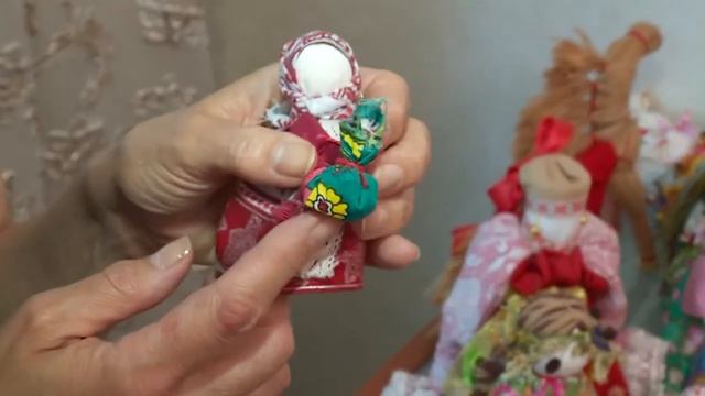Необычные игрушки: жительница Красноярска мастерит куклы-обереги смотреть онлайн