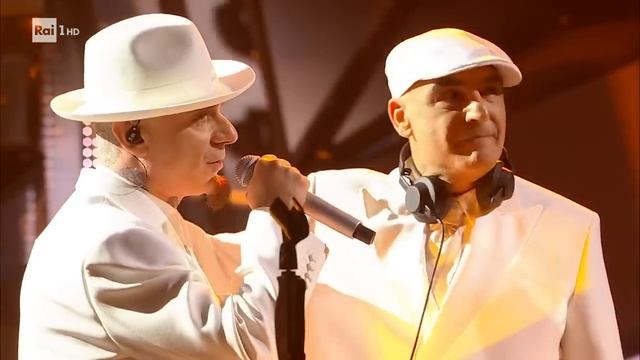 Sanremo 2023 - Articolo 31 cantano 'Un bel viaggio' смотреть онлайн