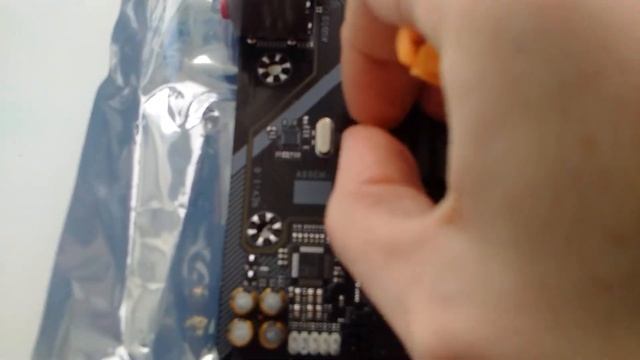 Установка CPU и SSD M.2 на материнскую плату GIGABYTE B450 AORUS M смотреть онлайн