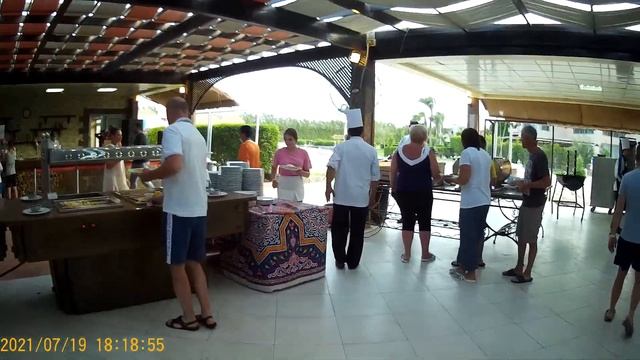 ТУРИСТОВ РАЗВЛЕКАЮТ!!! Отель Али Баба Палас 4* Хургада Египет. В ресторане шоу арабская ночь. смотреть онлайн