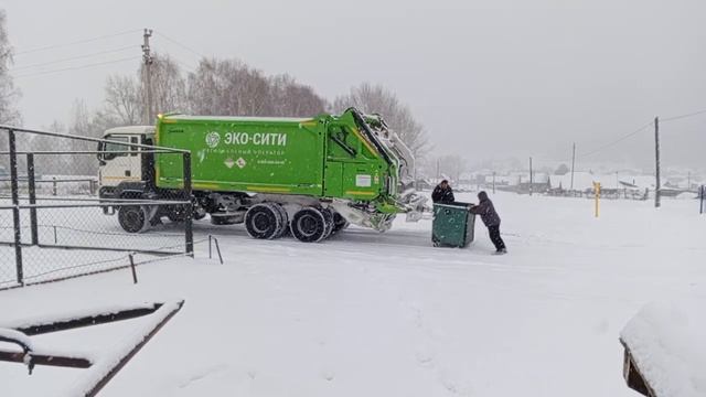 мусоровоз выгружает мусорный бак смотреть онлайн