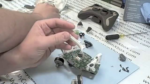How To Disassemble an Xbox 360 Controller - By MyCustomXbox смотреть онлайн