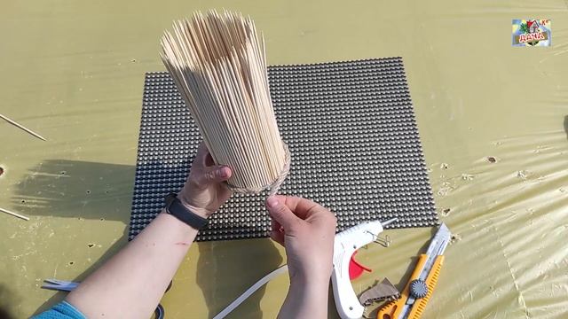 DIY Ваза для цветов из бамбуковых шпажек, палочек и пластиковой бутылки своими руками Декор Поделки смотреть онлайн