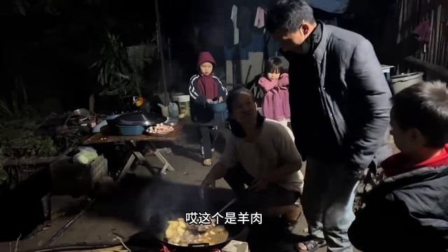 丑爸爸再次请越南兄弟来家里吃饭，看看他用什么菜试招待 смотреть онлайн