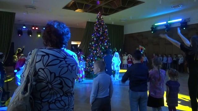 Новогоднее представление у елки 21.12.2018 смотреть онлайн