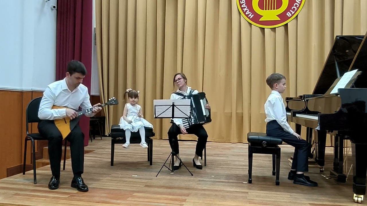 21. Л. Афанасьев « Гляжу в озера синие». Исполняет семейный ансамбль Солгаловых смотреть онлайн