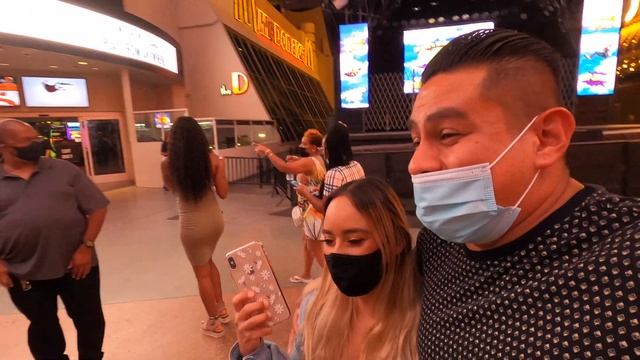 Sharks? @ Golden Nugget? Walkthrough Downtown Vegas смотреть онлайн