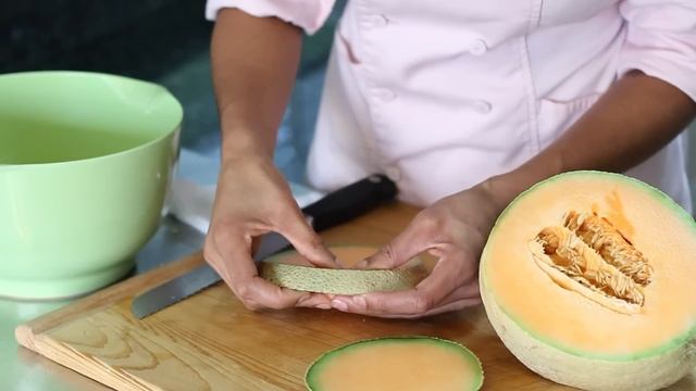 How to Cut Cantaloupes Into Hearts : Fruit Cutting Tips смотреть онлайн