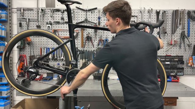 SRAM AXS voorderailleur en achterderailleur afstellen Rival, Force & Red eTap! Dit moet je weten! смотреть онлайн