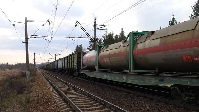 Квартет ВЛ11М-385/397 с грузовым поездом следует через о.п. 472 км смотреть онлайн