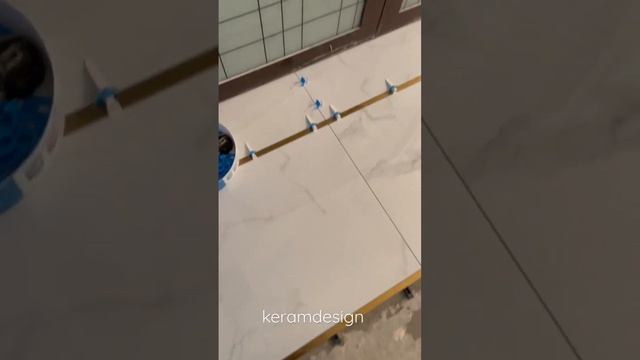 Отделка пола в холле! Светлый керамогранит 60*120 с добавлением золотой полоски украсят холл. смотреть онлайн