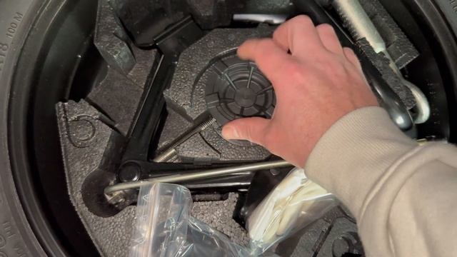2016 - 2022 Volvo XC90 Spare Tire Location - How To Remove Spare, Jack & Tire Wrench - Change Flat смотреть онлайн