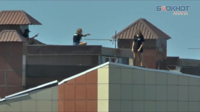 Сэлфи-экстремалки на крыше многоэтажки в Анапе смотреть онлайн