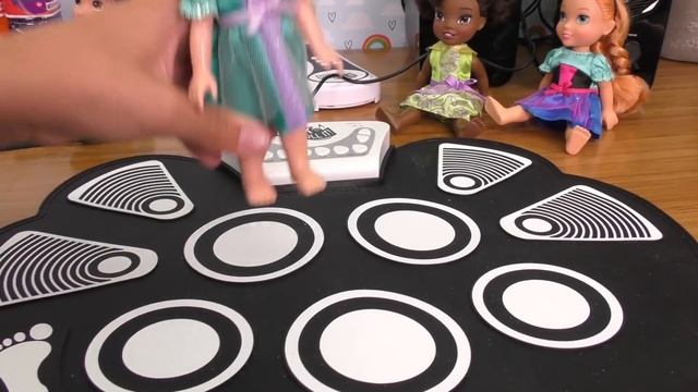 Music ! Elsa and Anna toddlers - singing - playdate - LOL dolls - drums - piano - music смотреть онлайн