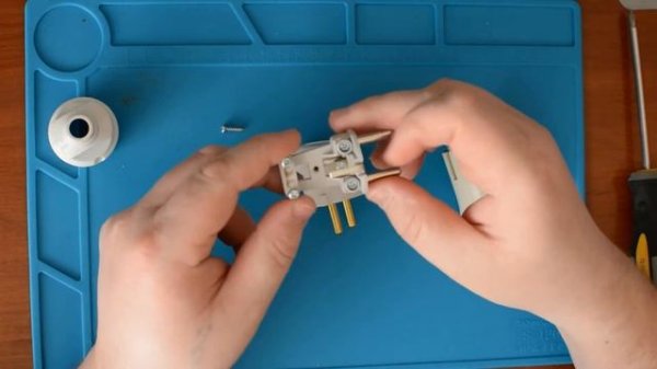 Сравнение электричиских вилок с заземлением. Эра 16А V3. BYLECTRICA В16-242. UNIVersal А101, А1010.