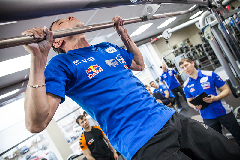 Сила тяжести. Первенство команды «КАМАЗ-мастер» по подтягиванию на перекладине. 2017 год смотреть онлайн