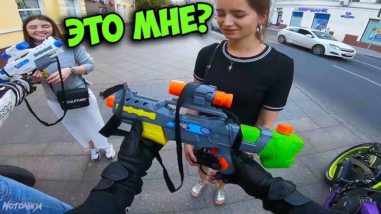 НАМОЧИЛИ КРАСАВИЦ! ОНИ В ШОКЕ! Реакция автомобилистов! смотреть онлайн